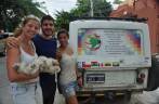 Com o Maxi, a Marianela e o cachorrinho equatoriano da expedição Latinoamerica Sonrie, em Playa del Carmen, no litoral do Yucatán, no México
